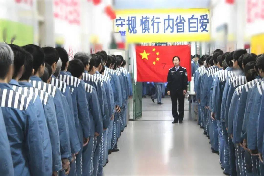 救援受困的小恐龙